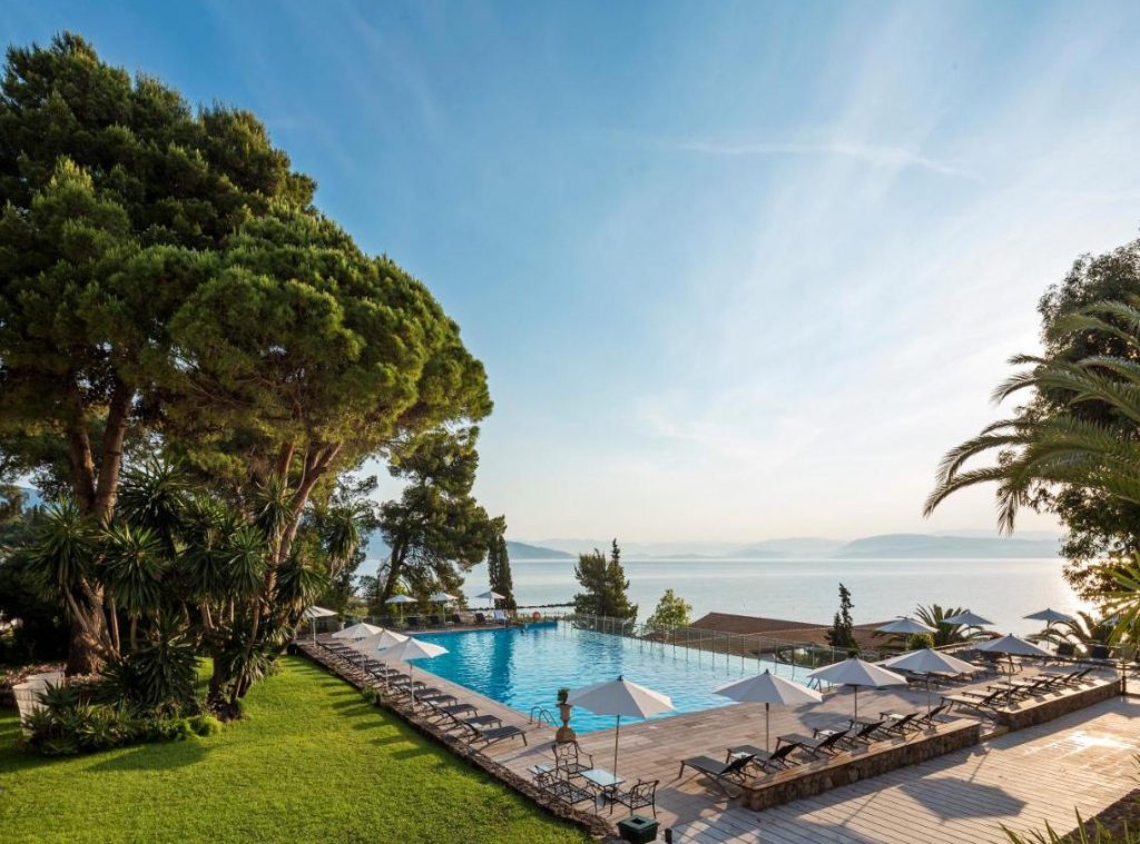 10 лучших отелей Греции с теплыми бассейнами