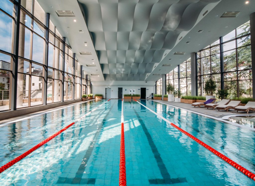 10 отелей в Сочи с теплыми бассейнами