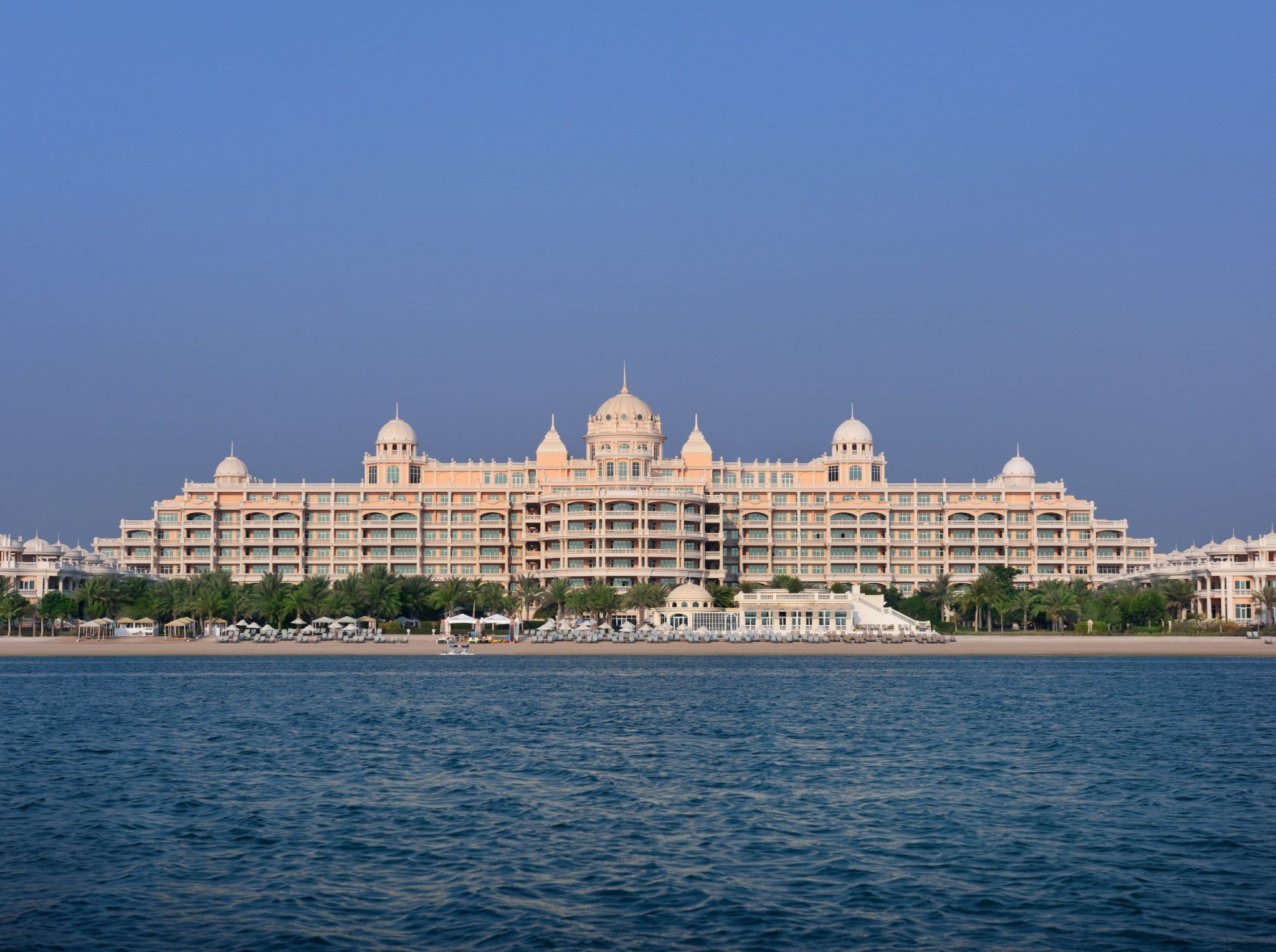 Palm jumeirah. Кемпинский отель Дубай Пальма. Дубай Пальма Джумейра гостиница. Отель Кемпински Дубай Пальма Джумейра. Raffles the Palm в Дубае.