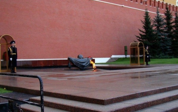 Возле древних стен Кремля