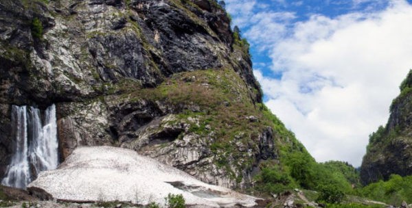 На джипах — к красавице Рице и великану Гегскому водопаду