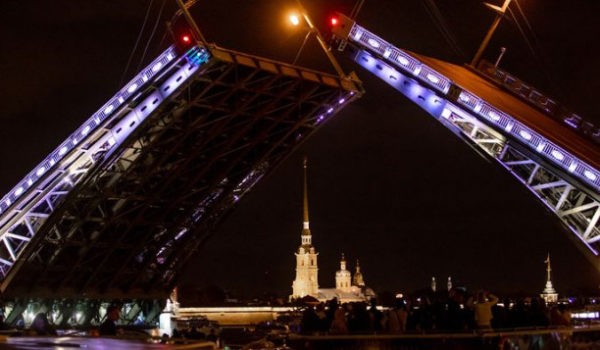 Музыка разводных мостов Петербурга: групповая прогулка на теплоходе