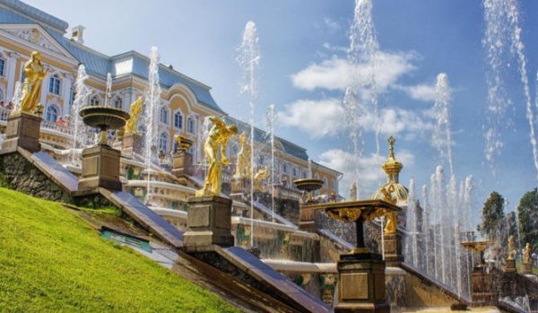 Дворцы, великолепный парк и фонтаны Петергофа