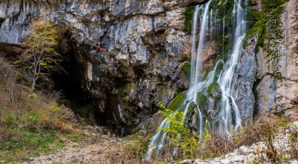 На джипах в Абхазию: Гегский водопад и завтрак королей