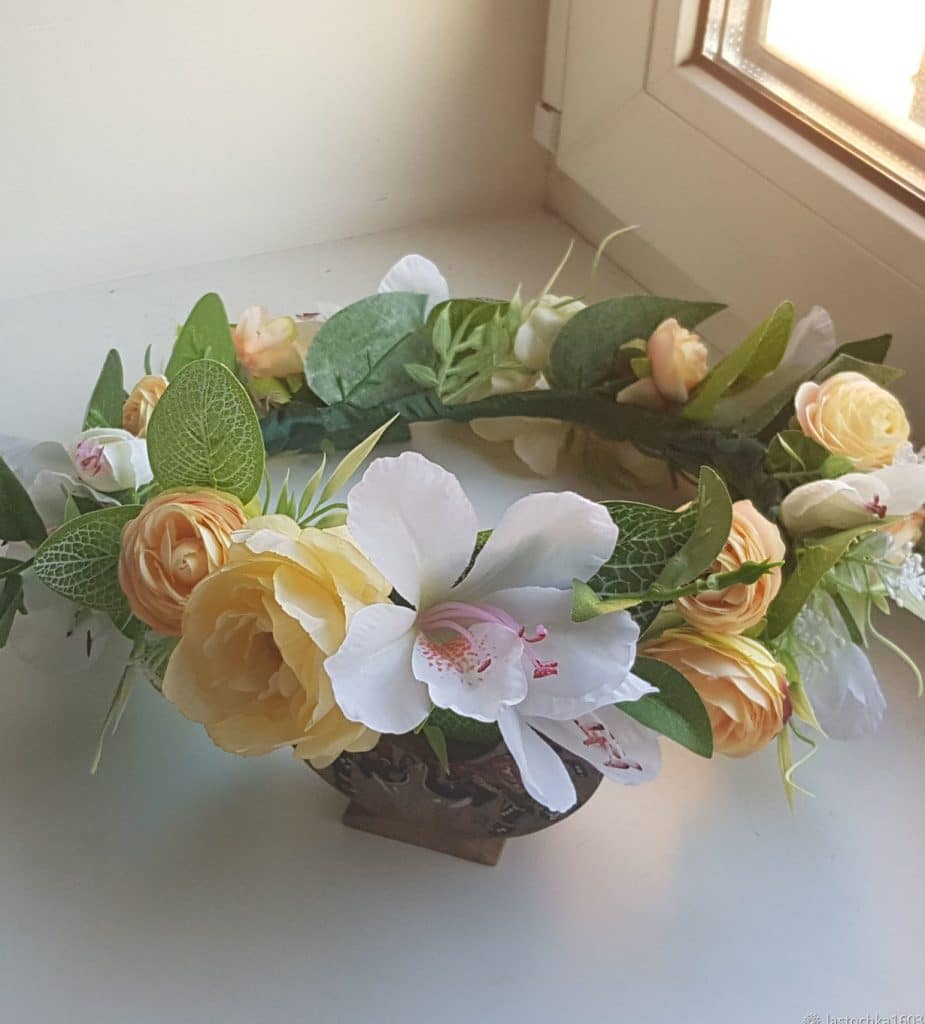 Короны и букеты из искусственных цветов