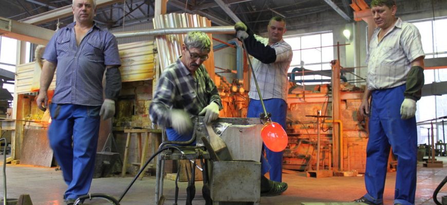 Экскурсия для школьников на завод по производству изделий из гутного стекла